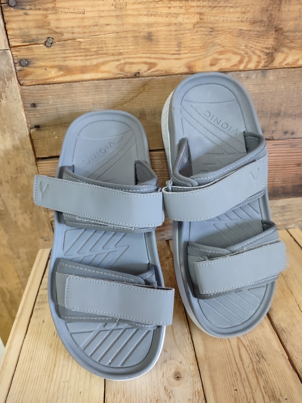 Vionic Men’s Size 7.5 Unisex Women's Size 9 Grey Adjustable Strap Sandals